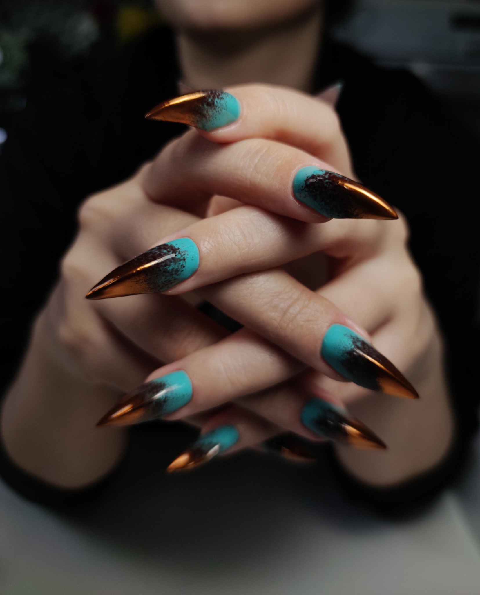 Nail art turquesa y cobre realizado en Medussa Nails