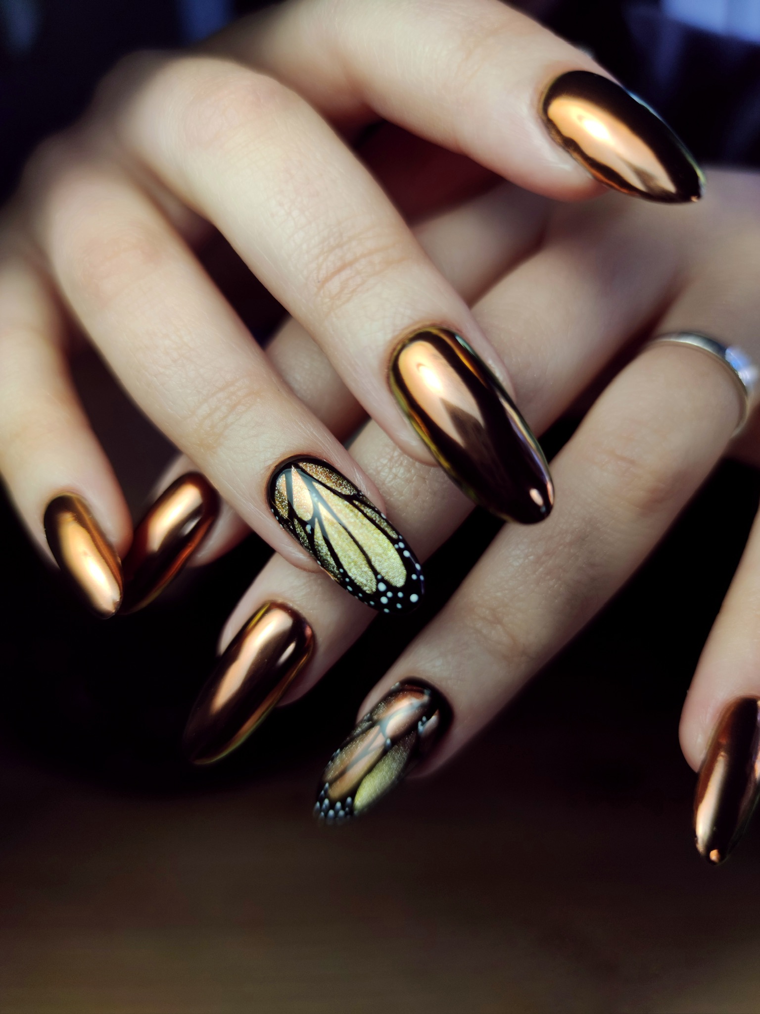 Nail art cromado realizado en Medussa Nails, Madrid